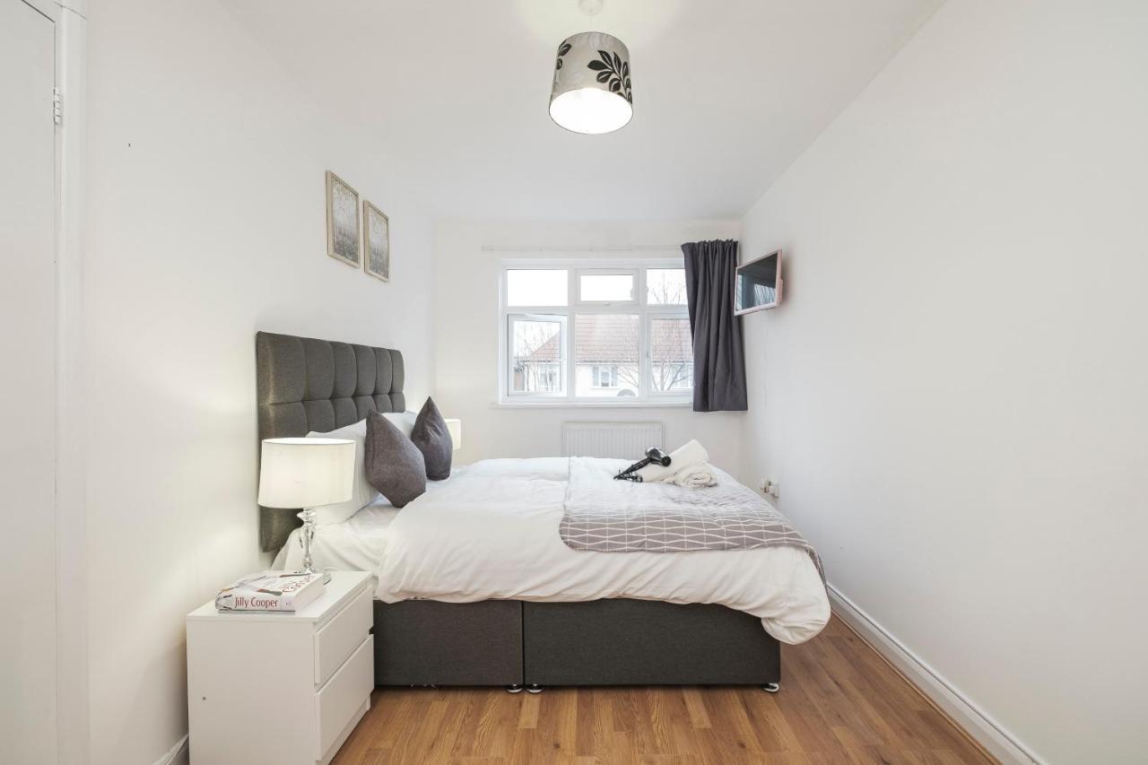 Spacious 3 Bed 1 Bath Hse W Guest Toilet W Parking Near Excel - E16 Londyn Zewnętrze zdjęcie
