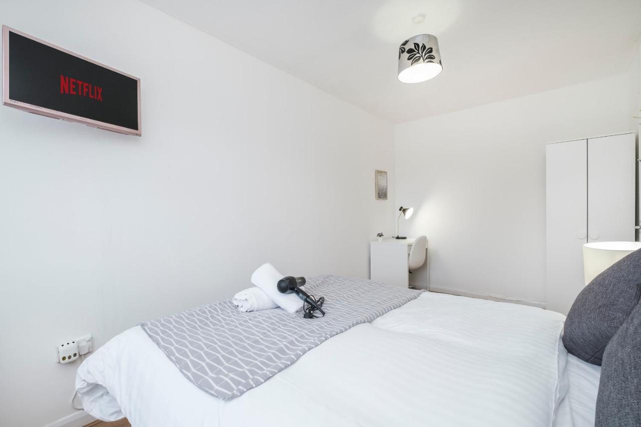 Spacious 3 Bed 1 Bath Hse W Guest Toilet W Parking Near Excel - E16 Londyn Zewnętrze zdjęcie