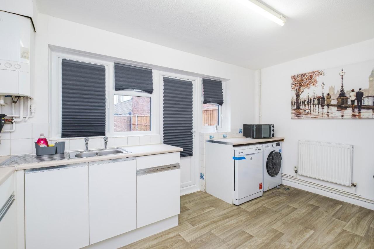 Spacious 3 Bed 1 Bath Hse W Guest Toilet W Parking Near Excel - E16 Londyn Zewnętrze zdjęcie