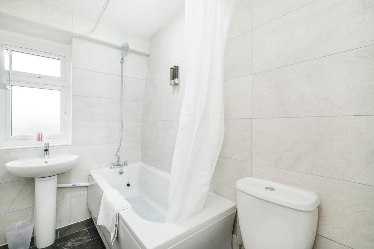Spacious 3 Bed 1 Bath Hse W Guest Toilet W Parking Near Excel - E16 Londyn Zewnętrze zdjęcie
